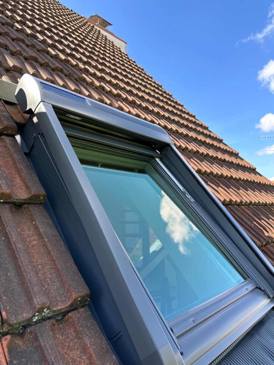 Fenêtre de toit et son volet solaire installés par Cali&Co