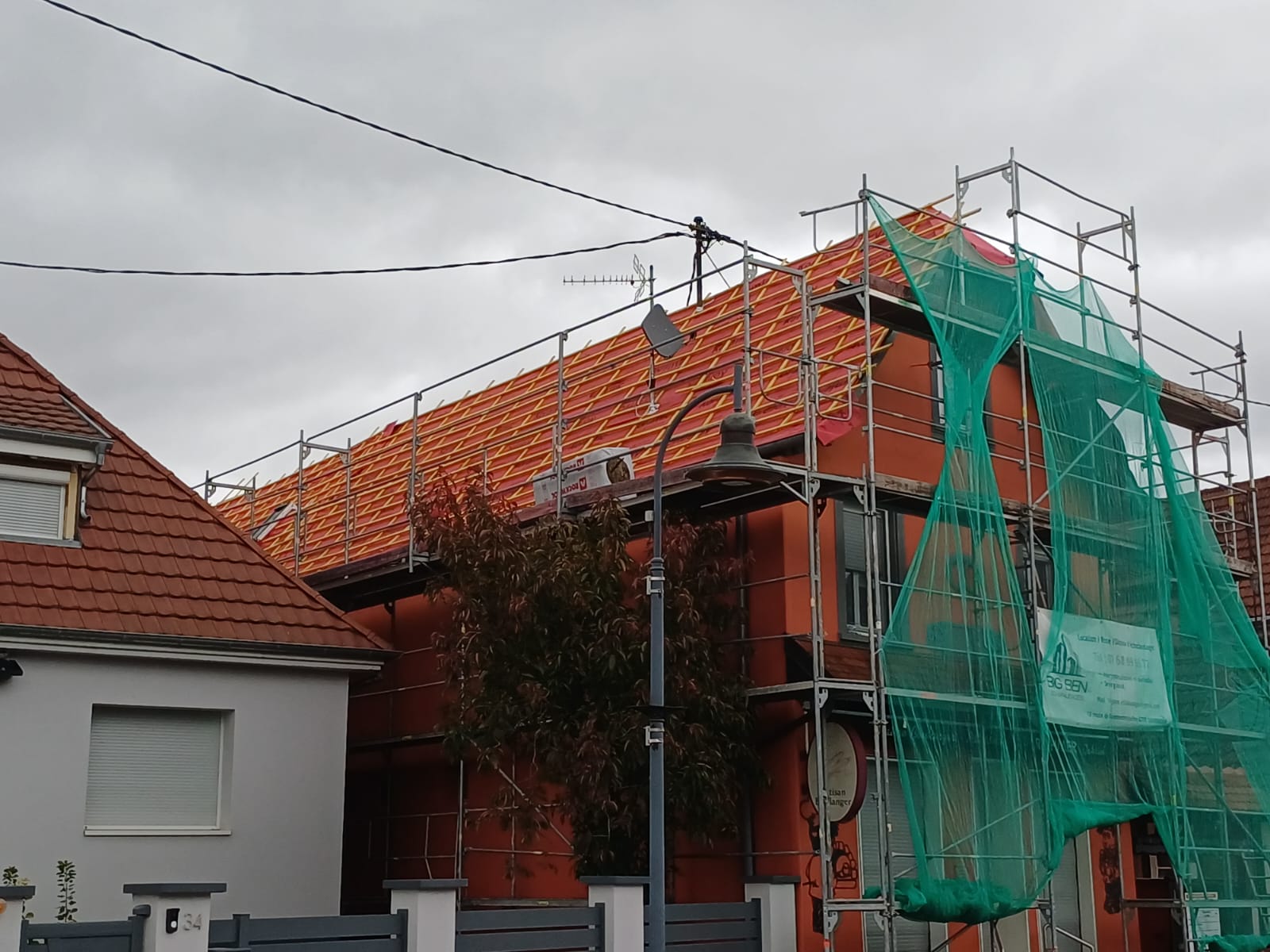 Rénovation de toiture avec échafaudage et pose d’un écran de sous-toiture par Cali&Co